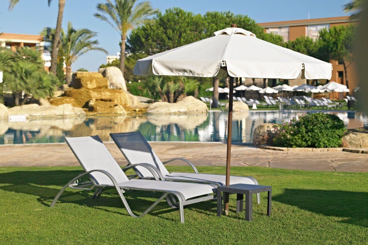 Hipotels Hipocampo Palace&Spa Cala Millor  Exterior foto A patio umbrella