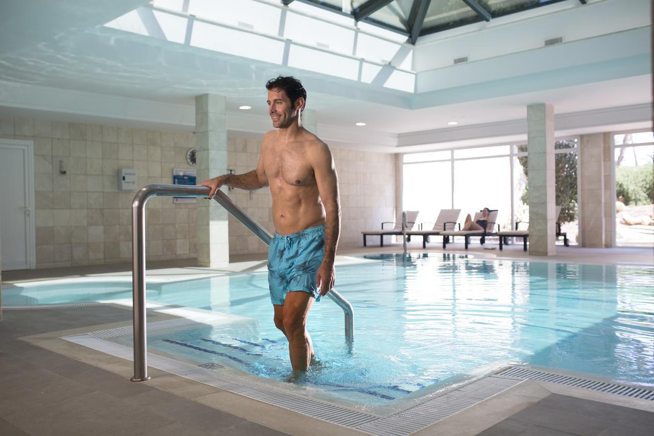 Hipotels Hipocampo Palace&Spa Cala Millor  Exterior foto A man entering a swimming pool