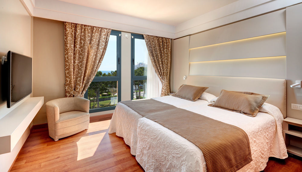 Hipotels Hipocampo Palace&Spa Cala Millor  Exterior foto A bedroom at the hotel